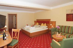 Großer Wohnbereich im Zimmer mit Südbalkon Großer Wohnbereich im Doppelzimmer